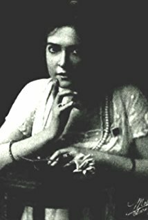 фото Мэй Бакли