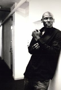 фото Роберт Окуму