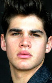 фото Райан Бертрош