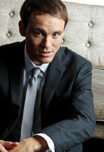 фото Брэйди Эбботт