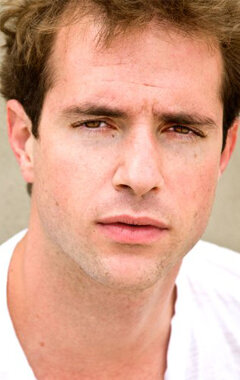 фото Том Гиллоу