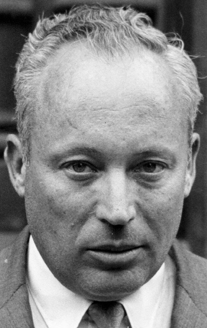 фото Леон Юрис