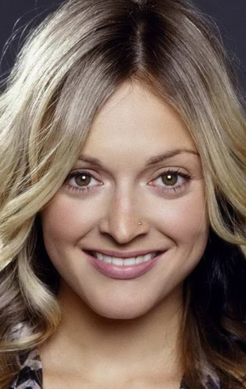 фото Ферни Коттон