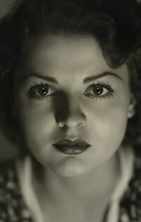 фото Лилиан Бонд