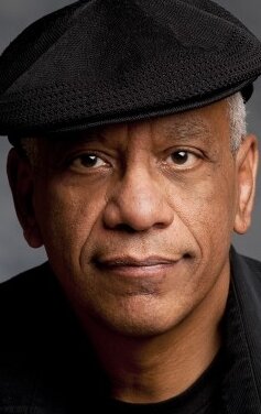 фото Филип Акин