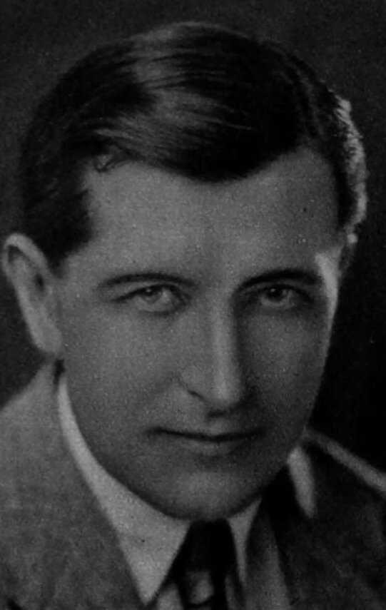 фото Томас Холдинг