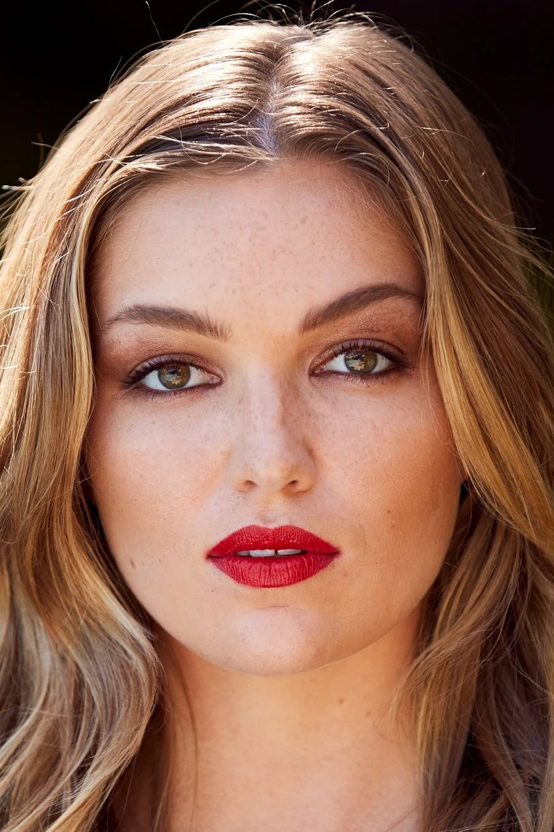 фото Лили Симмонс