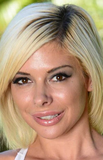 фото Дьем Мур