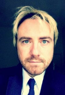 фото Дэнис Хеннели