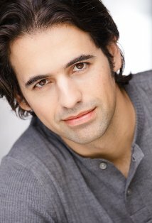 фото Сайрус Уилкокс