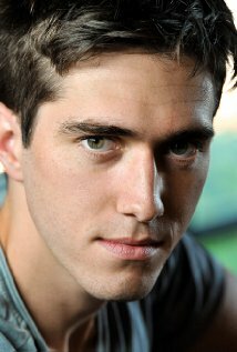 фото Остин Маккиннон