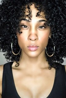 фото Микаэла Джей Родригес