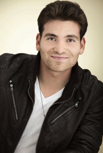 фото Израэль Холл