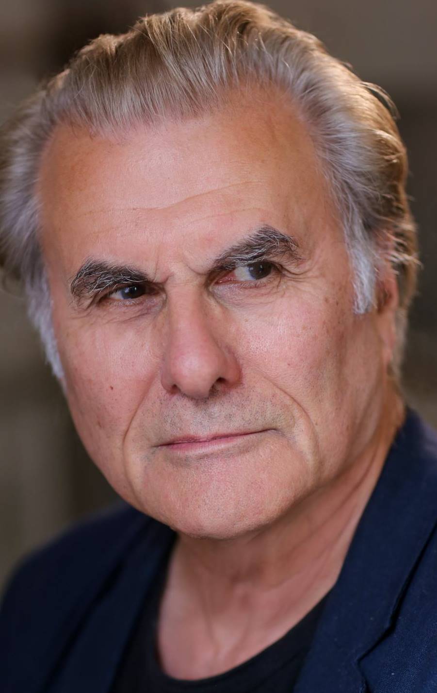 фото Оливер Коттон