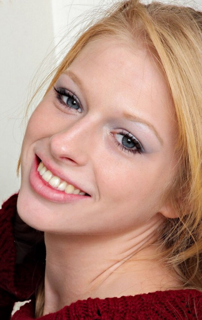 фото Аврил Холл