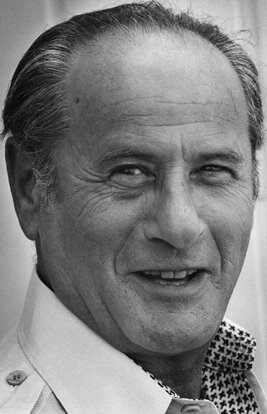 фото Илай Уоллак