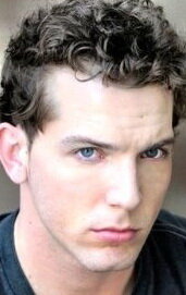 фото Адам Ризер