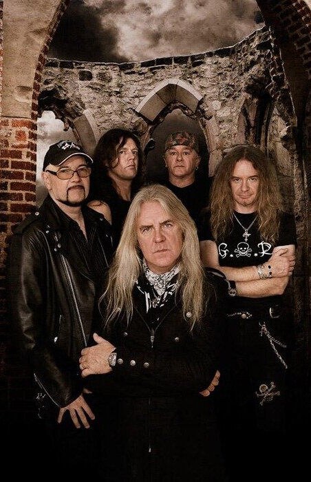 фото Saxon