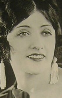 фото Мэйбл Жюльенна Скотт