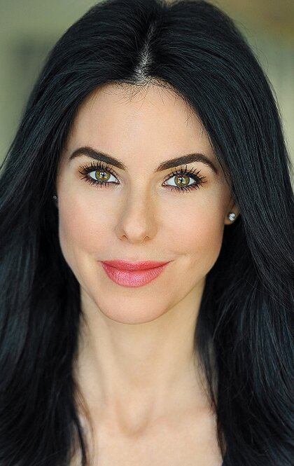 фото Дефне Самьели