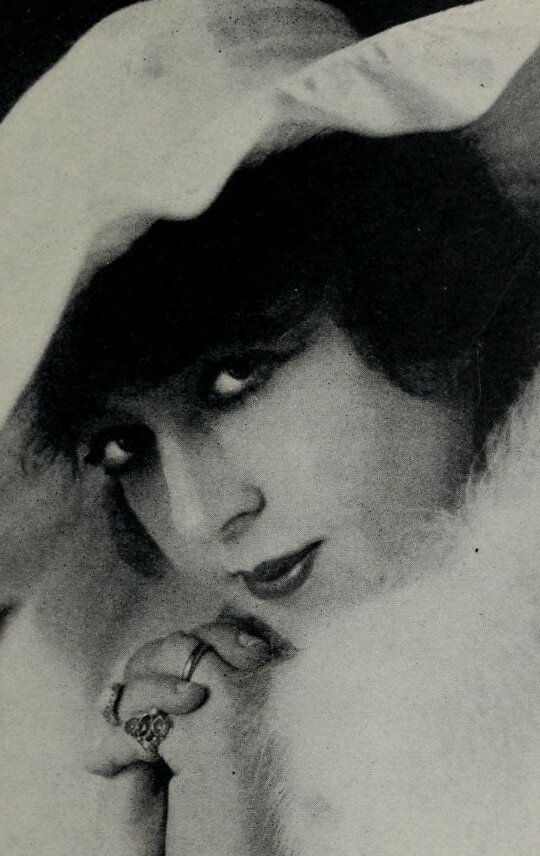 фото Хильда Холлис