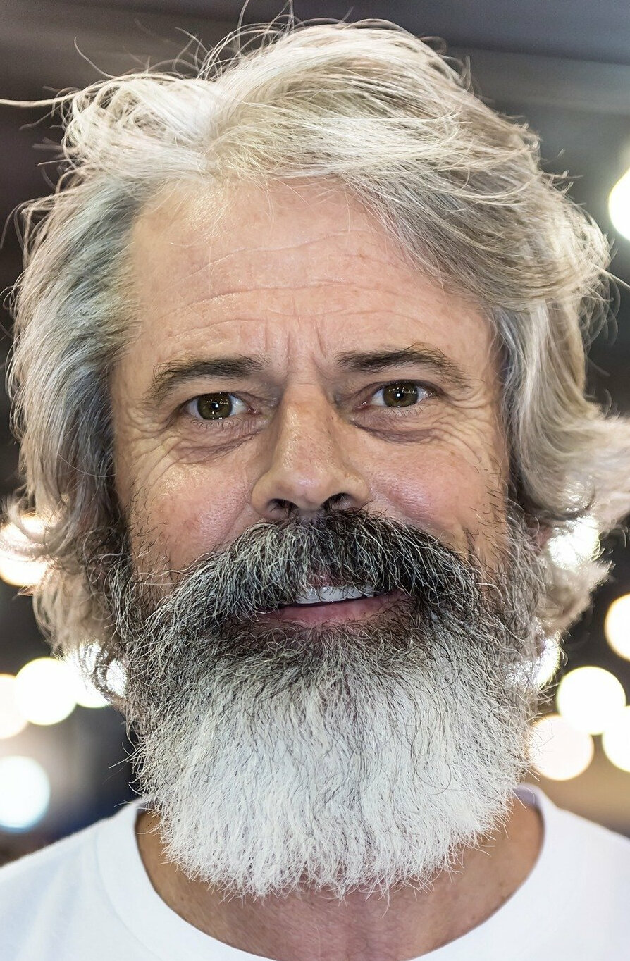 фото Си Томас Хауэлл