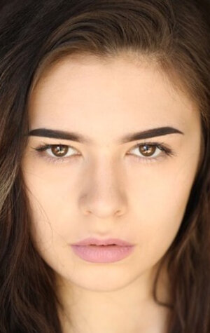 фото Николь Мэйнс