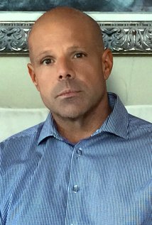 фото Louis Arriola