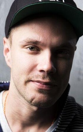 фото Йонас Лойри