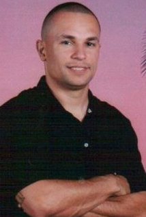 фото Louie Castillo