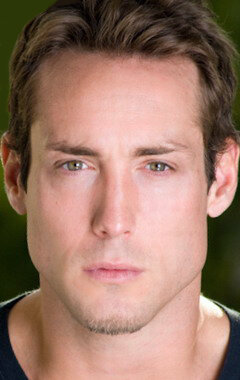 фото Джонни Стронг