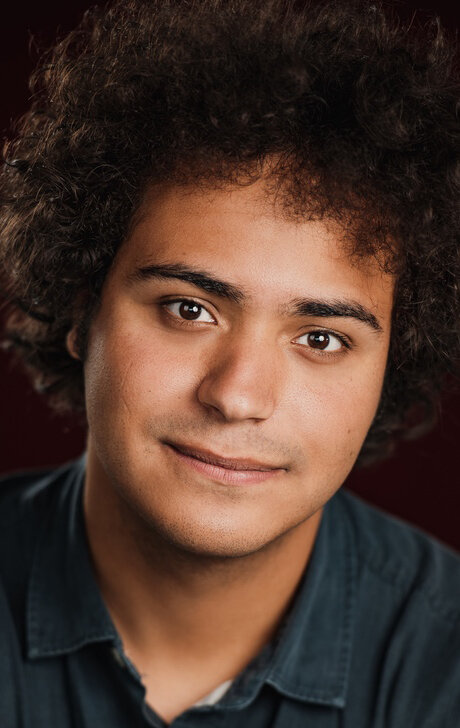 фото Адриен Белугу