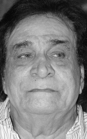 фото Кадер Кхан