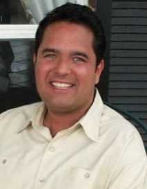 фото Чарльз Акоста