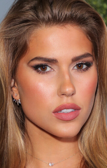 фото Kara Del Toro