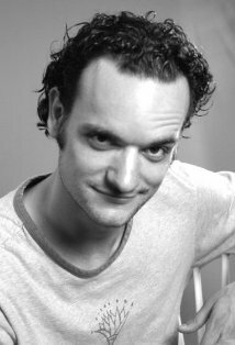 фото Аарон Бернард