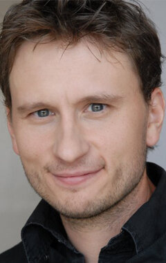 фото Адам Конджер