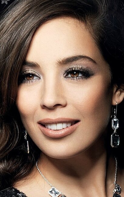 фото Азра Акын