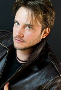 фото Адам Томас