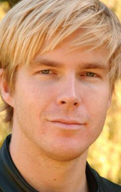 фото Адам Робител