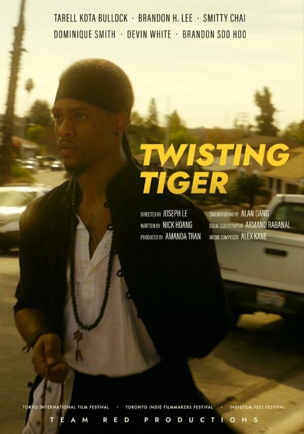 Постер Twisting Tiger