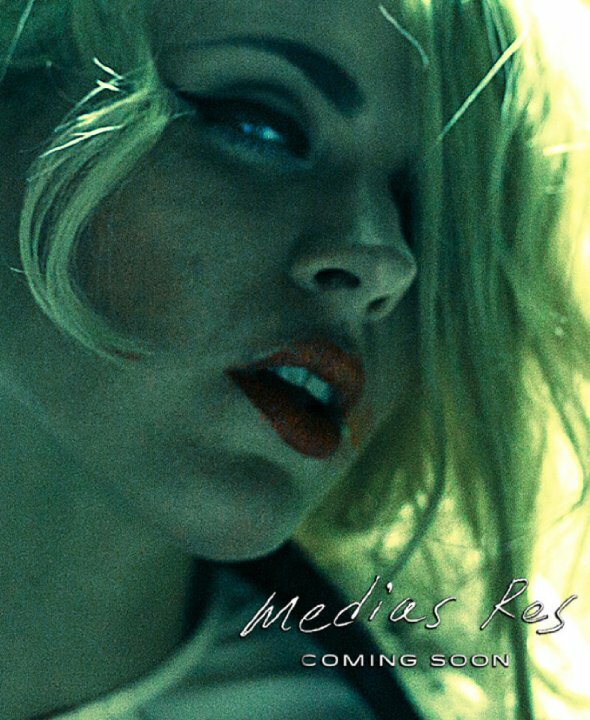 Постер Medias Res